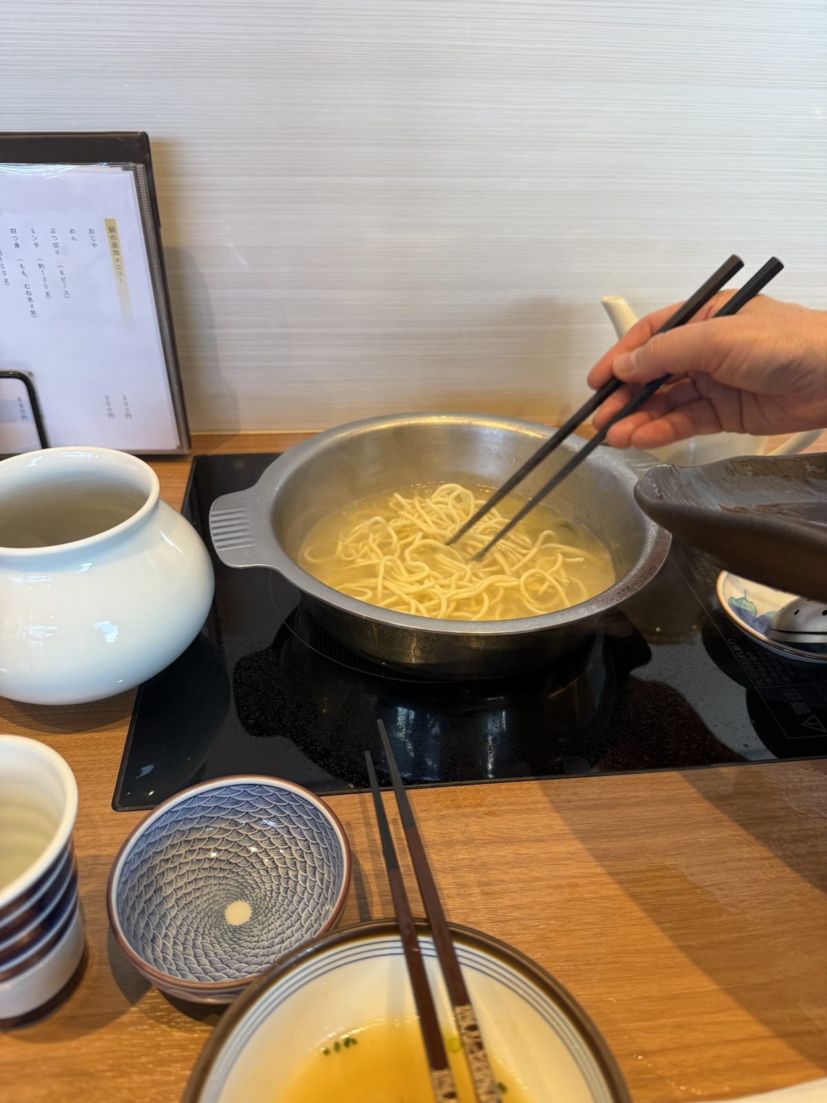 シメの麺を鍋に入れたところ
