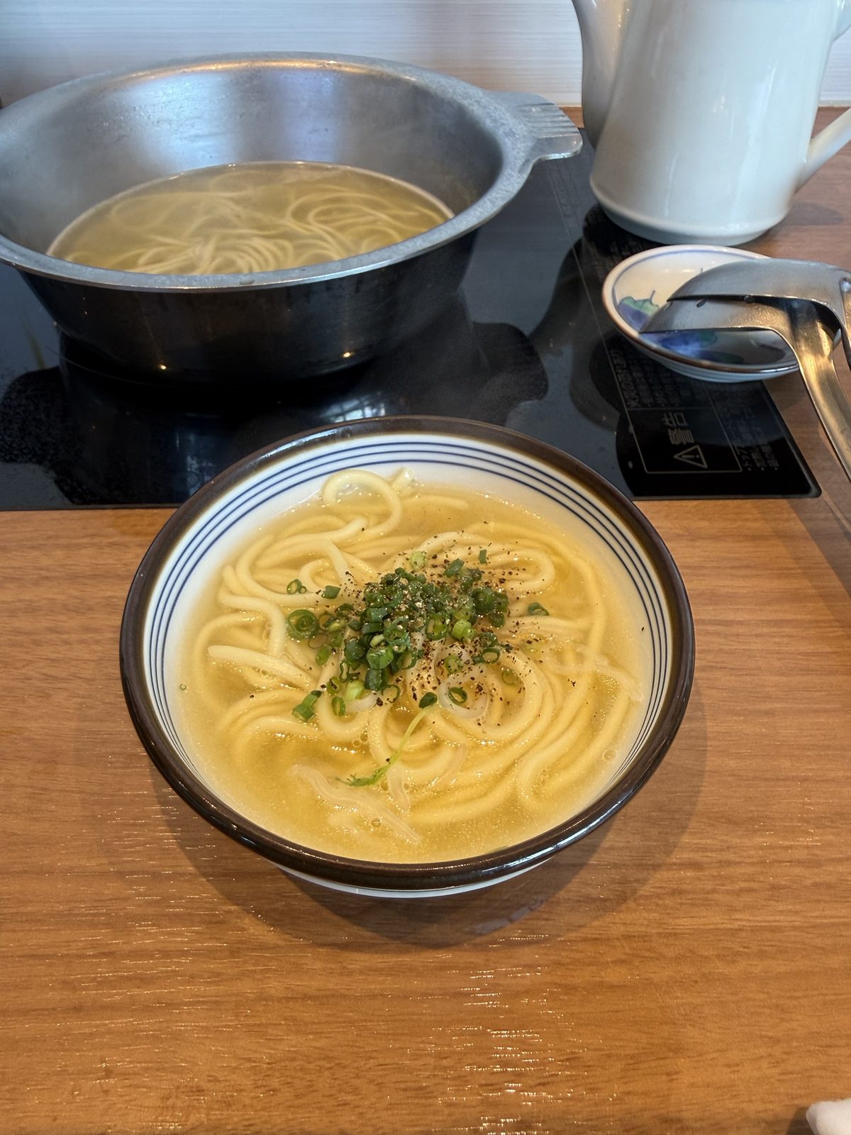 取り分けたシメの麺
