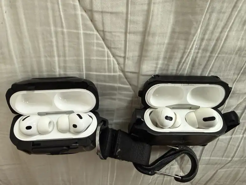 左がAirPods Pro 3(ESRのケース)、右が初代AirPods Pro(ROOT CO.のケース)